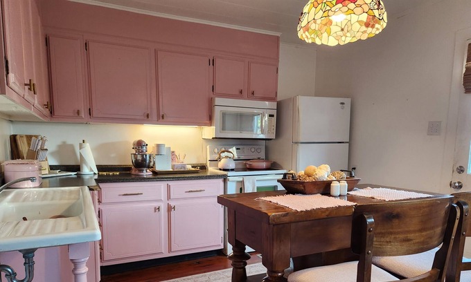 Ewell House | Bizzys Bungalow, 2 bedroom with wifi and golf cart