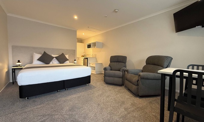 Mangere Hotel | BK's Pioneer Motel