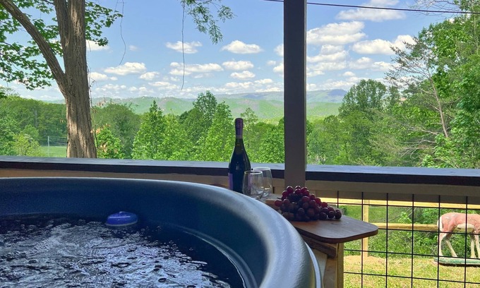 Gatlinburg - Pigeon Forge Cabin | Black Bear Acres, 2-bedroom cabin + hot tub & amazing views!