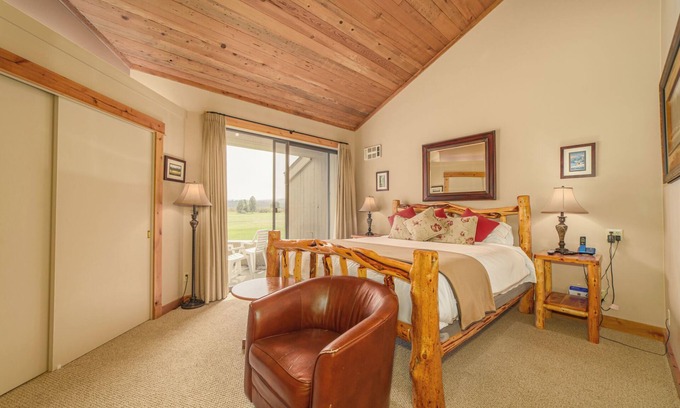 Black Butte Ranch Apartment | Black Butte Ranch Lodge Room 002