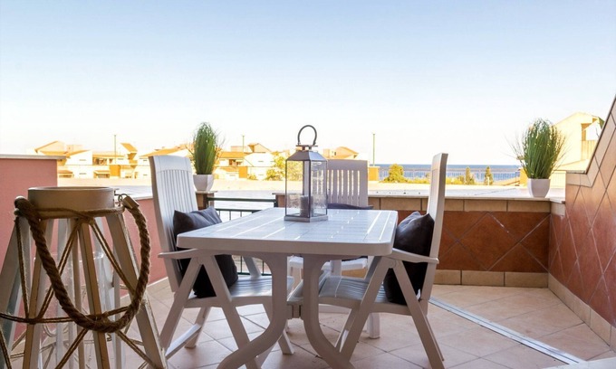 Porticato Apartment | Black D `Morgant Fly