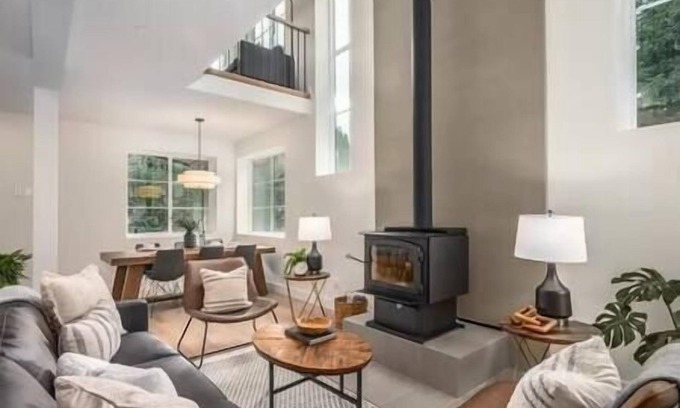 Hemlock Valley House | Black Diamond Cabin | Private Hot Tub Wood Fireplace BBQ