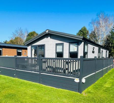 Allerthorpe House | Black Moorhen Lodge with Hot Tub