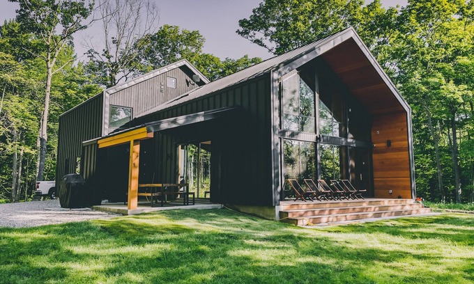Frontenac Cabin | Black Oak Lodge: A Private Lakeside Retreat