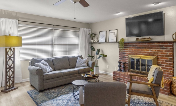 Gainesville House | Black Oaks Abode - minutes from UF, Shands & NF