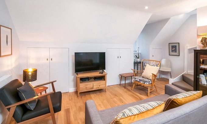 Winchester Apartment | Black Swan's "Nest" - heart of historic Winchester