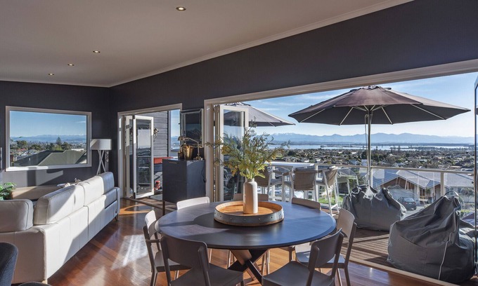 Stoke House | Black Vista - Entertainers Delight 4 Bedrooms & 3 Bathrooms!
