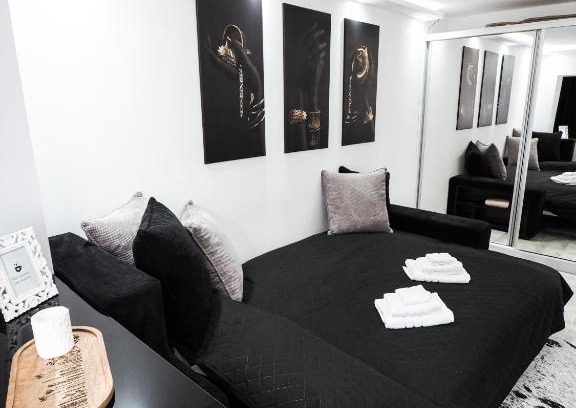 Petrosani Apartment | Black&White mountain - ADULTS ONLY