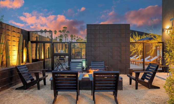 Downtown Palm Springs Apartment | Blackhaus B : 4 Bedroom Suite by Avantstay 4-rooms