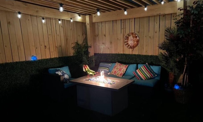 Taylor Berry House | Blacklight in the Bluegrass | Hot Tub