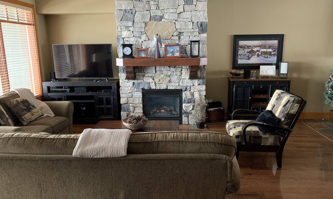 Big White Ski Resort Cabin | Blacksmith Lodge - Luxury Home - True Ski-In-Ski Out Access - Free Skiing