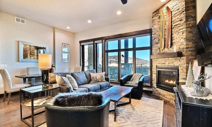 Park City Condo | Blackstone Beauty. Modern Condo, Walk to Slopes-AC-Hot Tub-Pool-Fitness Room!