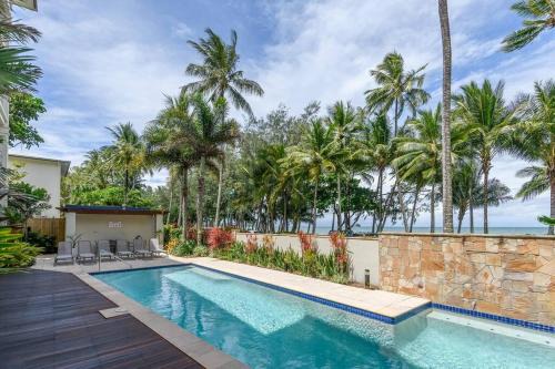 Palm Cove Apartment | Blanco Beachfront Beauty - Chic Palm Cove Hideaway