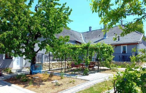 Bakonyszentlaszlo Villa | Blanka Villa Wellness Home
