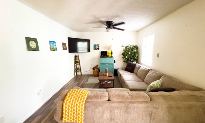 Nichols Apartment | Blast From The Past- Retro BnB🕺🏽📼