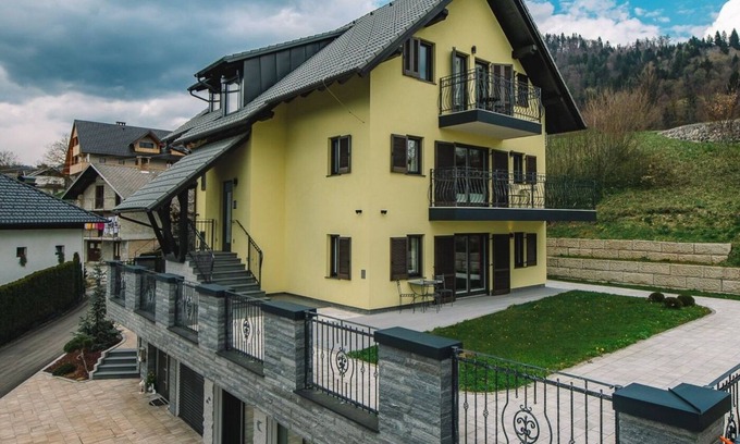 Zasip Apartment | Bled Prestigious and Stylish Apartments - Classic One Bedroom Apartment with Balcony