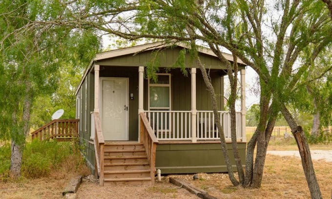 Elmendorf Cabin | Blessings Ranch - Greenn