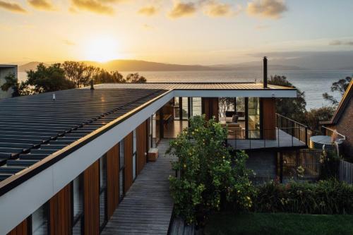South Arm House | Blessington Beachside Retreat -38km to CBD