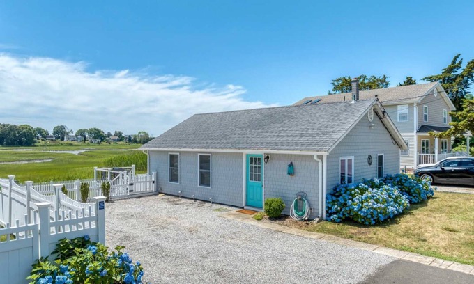 Clinton House | Bliss by the Sea - Cozy Beachside Escape