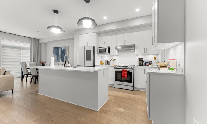 Ottawa Division House | BLISS Modern Luxury 3 BED Entire Family-Friendly Townhome + FREE PARKING.