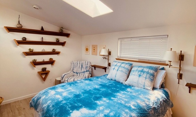 Eureka House | Blissful Beach Bungalow - 5 min from the Beach!