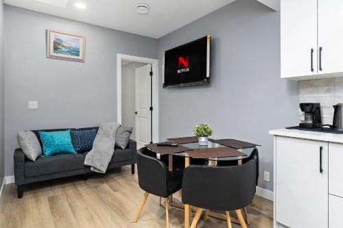 Southwest Edmonton Apartment | Blissful Nest - Cozy, Classy 2 Bedroom Private Suite Netflix, free Parking, 20 minutes to West Edmonton Mall and Airport