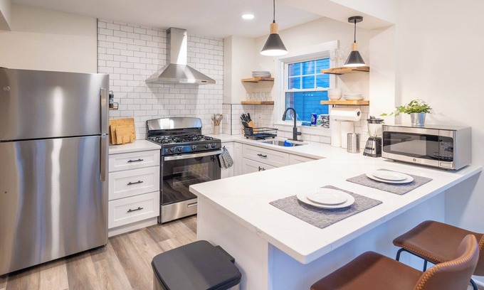 Bloomfield Apartment | Bloomfield 3 Bed, 1 Bath. Walk 2 train to NYC, Laundry-In Unit, Pets OK, Parking