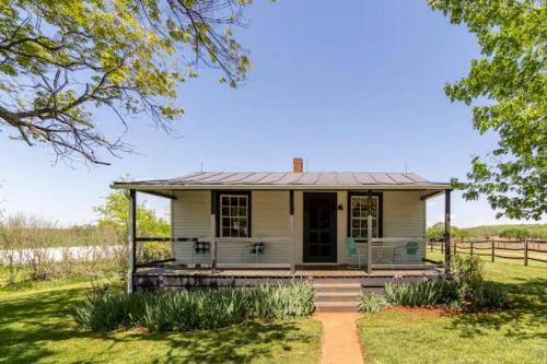Oakpark House | Bloomingdale Honeymoon Cabin w/Mountain/Barn Views