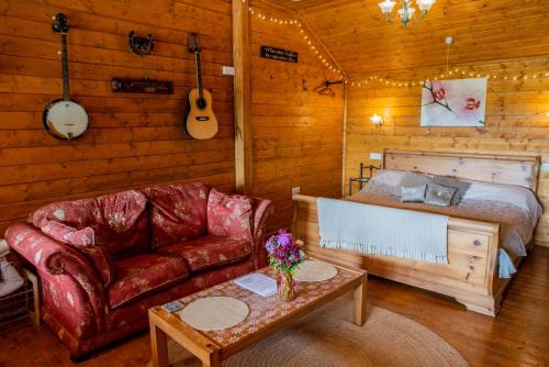 Welshpool Ski Chalet | Blossom Cabin - Little log Cabin in Wales