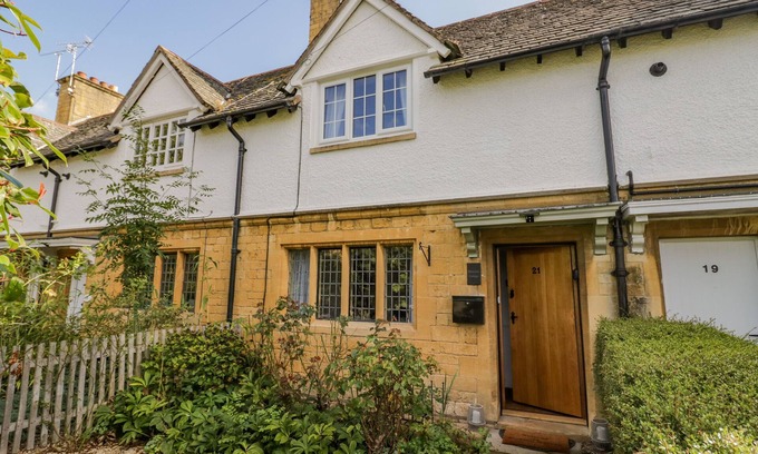 Broadway Cottage | BLOSSOM COTTAGE, family friendly, with open fire in Broadway