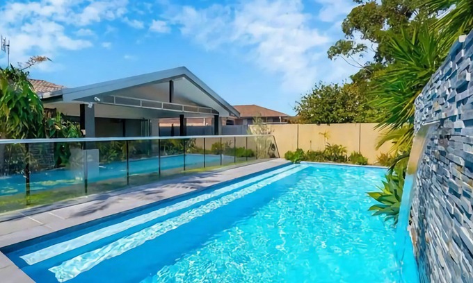 Sawtell House | Blossom House is a large 4 Bedroom home with pool, suitable for families or corporate stays