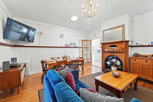 Nubeena House | Blossoms on the Bay - 4 Bedrooms
