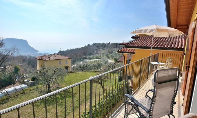 Marciaga Apartment | Blue Apartment in Marciaga di Costermano