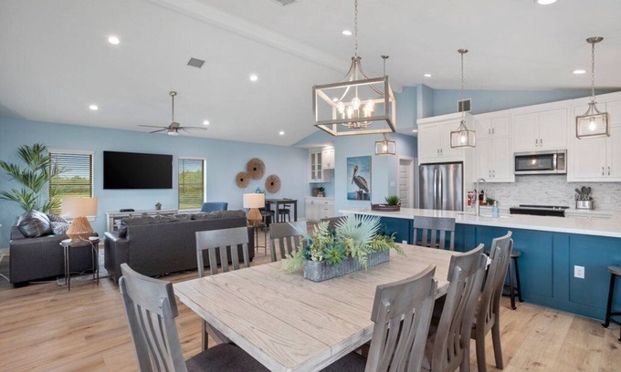 Hackberry House | Blue Crab at the Water