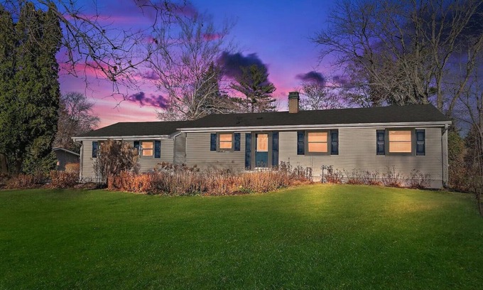 Wasco House | Blue Door Cottage ranch home 3 Bed/2 Bath & private hot tub on an acre