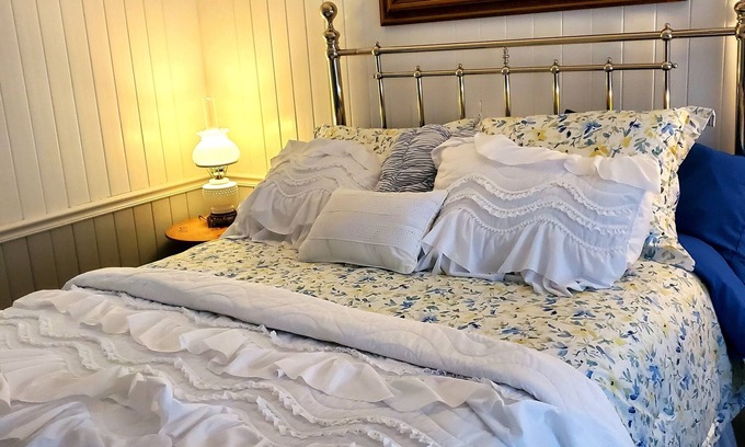 Pikeville Bed & Breakfast | Blue Fields Room in Cascade Inn at Fall Creek Falls