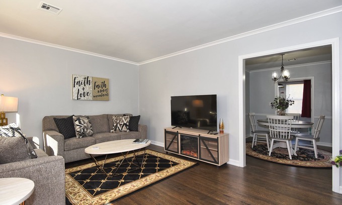 Tulsa House | BLUE FLAMINGO 🦩 CHARMING HOME-Heart of Tulsa-By Cherry St-Expo-Fair Ground