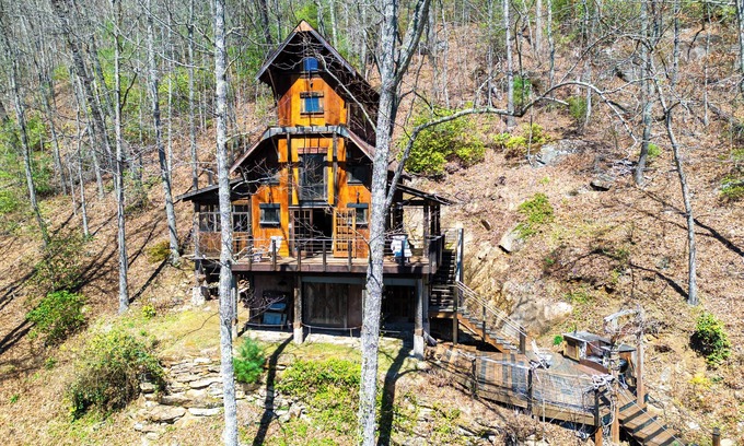 Cullowhee Cabin | Blue Ghost HostnSummer finale Autumn