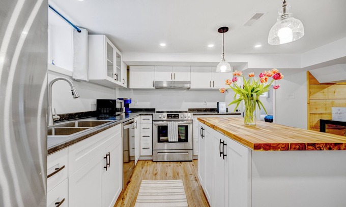 Halton Regional Municipality Apartment | Blue Haven Retreat, Downtown Milton's Hidden Gem!