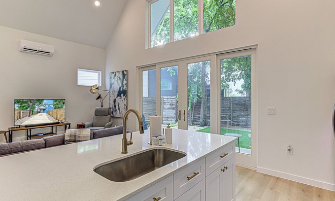Galindo House | Blue Haven Retreat – Trendy 2 BDR Sleeps 4! Walk to South Lamar, Dining & More