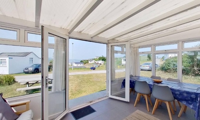 Hayle Cottage | Blue Haze is a well equipped beach chalet with comfortable accommodation for up to six guests