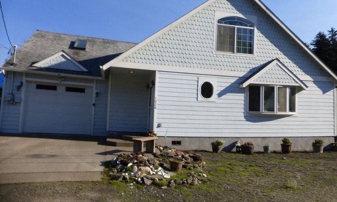 Winchester Bay House | Blue Heron Getaway. Come enjoy the spring and summer in our great cozy house.n