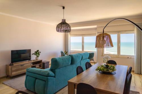 Praia de Santa Cruz Apartment | Blue House in Santa Cruz with Sea View