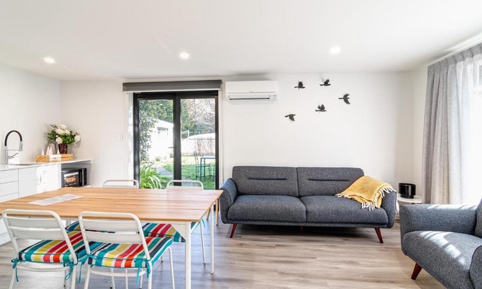 Motueka Bed & Breakfast | Blue House on the Quay