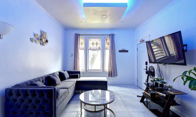 Plateau Mont Royal Apartment | Blue Lounge - Lafontaine Park - Downtown