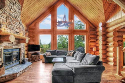 Fiddler Lake Resort Ski Chalet | Blue Moose Private pool spa sauna lake access