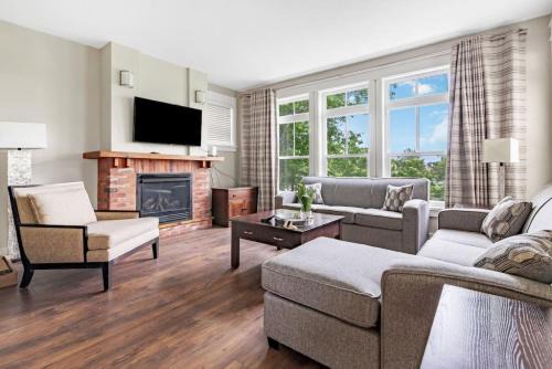 The Blue Mountains House | Blue Mountain Getaway Located on Golf Course