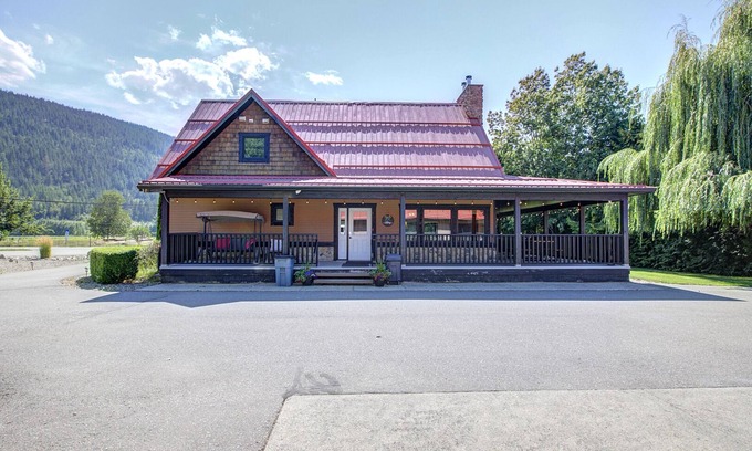 Sicamous Villa | Blue Owl Villa - at Owl 's Head Mountain and minutes to the beach