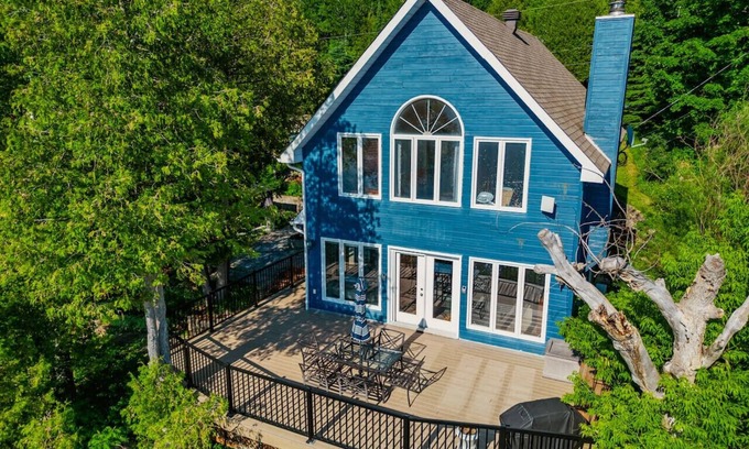 Val-des-Monts Villa | Blue Paradise Lakeview cottage
