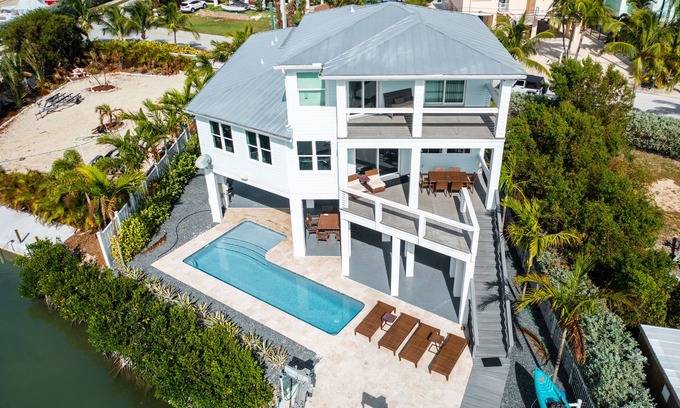 Cutthroat Harbor Estates House | BLUE PEARL - 5 Bedroom/4 Bathroom Pool, Kayak, Bike, Canal Front w/Boat Lift